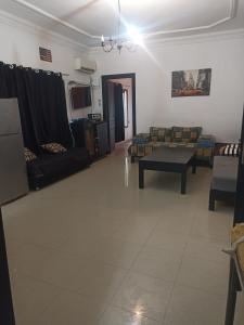een woonkamer met banken en stoelen in een kamer bij Le petit VIP in 'Aïn el Turk