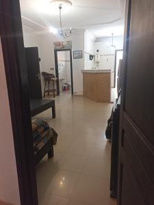 een keuken en een woonkamer bij Le petit VIP in 'Aïn el Turk