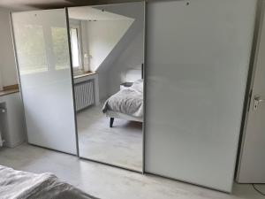 Appartment Königshof في كريفيلد: مرآة في غرفة النوم مع سرير