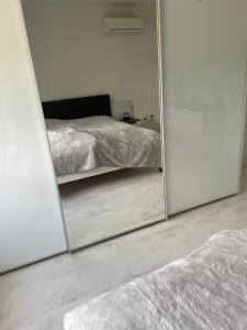Appartment Königshof في كريفيلد: مرآة تعكس غرفة نوم مع سرير فيها