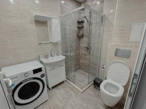 une salle de bains avec douche, toilettes et lavabo dans l'établissement Hugo, à Varna 17 autres photos