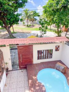 una casa con piscina en una terraza en Residência Medina - House by La Playa, en Porto de Galinhas