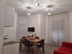 eine Küche und ein Esszimmer mit Tisch und Stühlen in der Unterkunft Luppolo Amaro in Sommatino