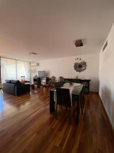 sala de estar con mesa y sofá en Departamento temporal en Paraná