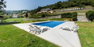 einen Pool mit Liegestühlen und einem Pool in der Unterkunft Beautiful house 15 min away from Bilbao in Laudio/Llodio