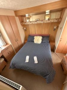 ein großes Bett in der Mitte eines kleinen Zimmers in der Unterkunft Atlas 2 Bedroom Caravan, Glasgow in Uddingston