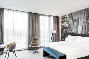 sypialnia z dużym łóżkiem i niebieską ławką w obiekcie Toploft The Aparthotel w mieście Crailsheim