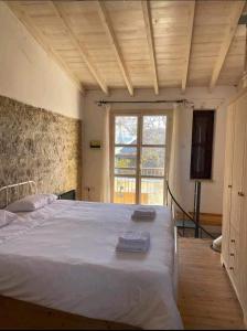 Postel nebo postele na pokoji v ubytování Lofou Maisonette
