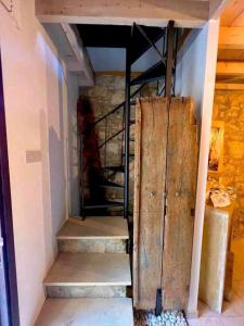 een kamer met een trap naar een stapelbed bij Lofou Maisonette in Lofou