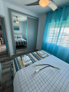 ベナルマデナにあるBenal Beach 907のベッドルーム1室(青い壁のベッド1台、鏡付)