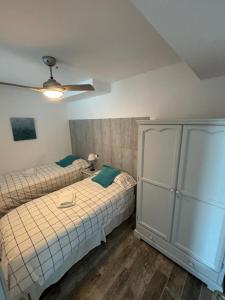 een slaapkamer met 2 bedden en een plafondventilator bij Benal Beach 907 in Benalmádena