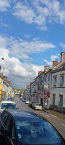 un coche aparcado en una calle de la ciudad con edificios en Le Coin Cozy, en Carhaix-Plouguer