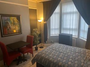 sypialnia z łóżkiem, stołem i biurkiem w obiekcie bnb w mieście Belfast