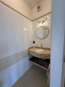bagno con lavandino e specchio di Amplio duplex al mar en manantiales a Punta del Este