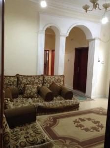 sala de estar con sofá y alfombra en Samira House, en Amán