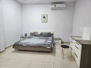 1 dormitorio con 1 cama y vestidor en Samira House, en Amán