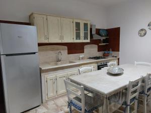 Η κουζίνα ή μικρή κουζίνα στο CASA Frau +3 φωτογραφίες