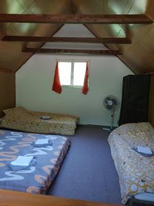 a room with two beds and a window at Vikendica Žute dunje Jajce in Jajce