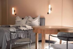 a room with a bed and a table and chairs at Elegant Apartment in the City Center in Wrocław