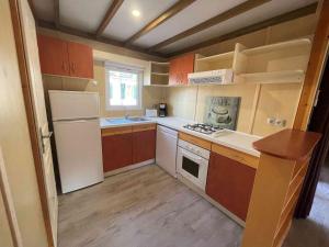 Kuchnia lub aneks kuchenny w obiekcie Camping Le Convivial
