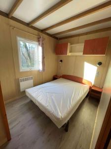 Łóżko lub łóżka w pokoju w obiekcie Camping Le Convivial