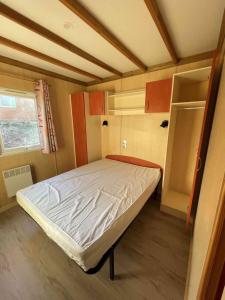 Łóżko lub łóżka w pokoju w obiekcie Camping Le Convivial