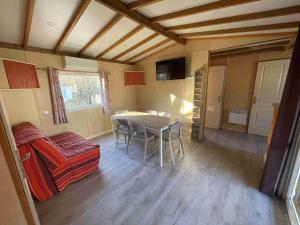 Telewizja i/lub zestaw kina domowego w obiekcie Camping Le Convivial