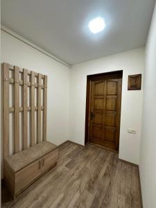 Vanadzor的住宿－Квартира，一间空房间,设有门和木地板