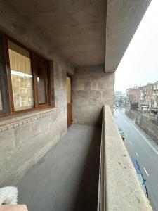 Vanadzor的住宿－Квартира，享有街道景色的建筑阳台
