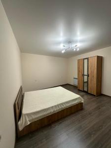 Vanadzor的住宿－Квартира，一间卧室配有一张床和一个橱柜