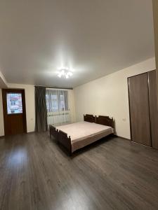 Vanadzor的住宿－Квартира，一间铺有木地板的大卧室,配有一张床