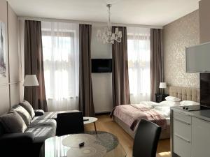 Habitación de hotel con cama y sofá en Apartamenty Długa 27, en Cracovia