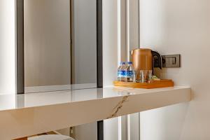 un mostrador con dos botellas de agua en un estante en Dulcet Hotel, en Antalya
