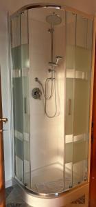 y baño con ducha y mampara de cristal. en Villa Maria, en Tre Fontane