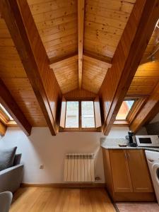 een keuken met houten plafonds en ramen bij Casa La Muga in Benasque +15 foto's