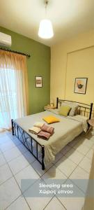 sypialnia z dużym łóżkiem w pokoju w obiekcie Efi Studio 4 Lamia w mieście Lamia
