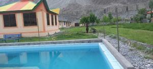 ein großer Pool vor einem Haus in der Unterkunft water front resort in Jutal