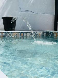 Casa do Mar - Golf Jamor في أويراس: وجود نافورة مياه في المسبح
