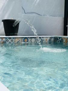 una fontana d'acqua in una piscina di Casa do Mar - Golf Jamor a Oeiras