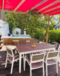 un patio con mesa, sillas y piscina en Casa do Mar - Golf Jamor, en Oeiras