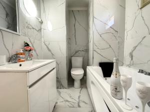 Ένα μπάνιο στο Évasion Cannes : Baignoire spa, AC, Wifi, Netflix