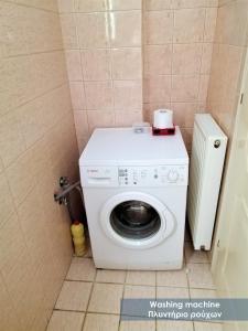- Lavadora y secadora en una habitación pequeña en Efi Studio 3 Lamia en Lamía
