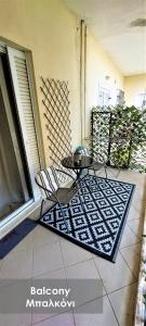 d'une terrasse avec une table et des chaises sur un balcon. dans l'établissement Efi Studio 3 Lamia, à Lamía