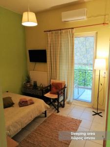 Efi Studio 3 Lamia في لاميا: غرفة نوم بسرير وكرسي ونافذة