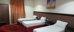 a hotel room with two beds at فندق اسكان وافر متوفر توصيل مجاني للحرم على مدار 24 ساعة in Mecca