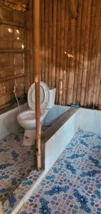 的住宿－OBT - The Papaya Bungalow，木质建筑中带卫生间的浴室