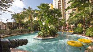 una gran piscina en una ciudad con palmeras en 3 Minutes to Disney World - Bonnet Creek Resort 1 BD condo en Orlando
