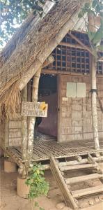 的住宿－OBT - The Papaya Bungalow，前面有标志的建筑