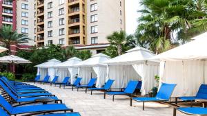 una fila de sillas y sombrillas en un complejo en 3 Minutes to Disney World - Bonnet Creek Resort 1 BD condo en Orlando