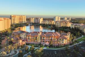 una vista aérea de una ciudad con edificios y un río en 3 Minutes to Disney World - Bonnet Creek Resort 1 BD condo en Orlando